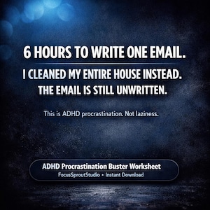 Op de afbeelding: Donkerblauwe afbeelding met witte tekst: "6 UUR OM EEN E-MAIL TE SCHRIJVEN. IK HEB IN PLAATS DAARVAN MIJN HELE HUIS SCHOONGEMAAKT. DE E-MAIL IS NOG STEEDS ONGESCHREVEN." De tekst "Dit is ADHD-procrastinatie. Geen luiheid." is ook opgenomen. Een banner onderaan zegt "ADHD Procrastination Buster Worksheet".