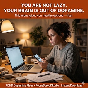 Peut inclure: Une femme utilise un ordinateur portable et un smartphone à un bureau. Le texte en haut dit : « VOUS N'ÊTES PAS PARESSEUX. VOTRE CERVEAU MANQUE DE DOPAMINE. » Le texte en bas dit : « ADHD Dopamine Menu • FocusSproutStudio • Instant Download. »