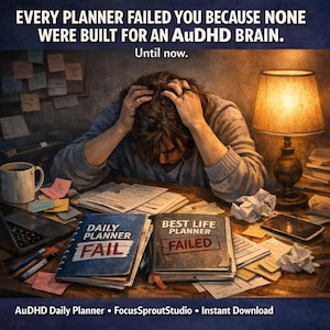 Peut inclure: Image d'une personne avec la tête dans les mains, entourée d'un bureau en désordre avec une lampe, une tasse à café et deux agendas intitulés "Daily Planner FAIL" et "Best Life Planner FAILED". Le texte en haut indique "EVERY PLANNER FAILED YOU BECAUSE NONE WERE BUILT FOR AN AuDHD BRAIN."