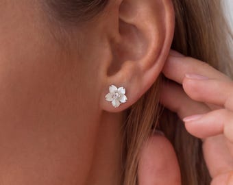 Pendientes de botón con forma de flor de nácar, joyería delicada de plata de ley con pétalos de concha.