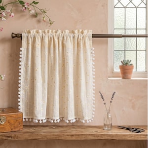 Cotton Daisy cafégardiner | Blommig stångfickagardin | Köksgardin i cottagecore | Boho burspråkspanel | Ljusfiltrering