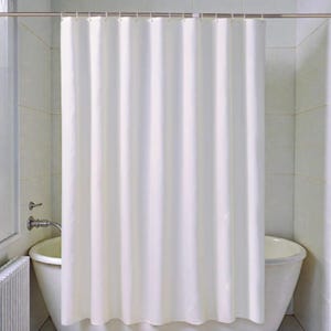 Op de afbeelding: Een witte douchegordijn hangt voor een witte badkuip. Het gordijn is gemaakt van een glad, ondoorzichtig materiaal en is opgehangen aan een metalen stang. De badkamer heeft witte betegelde muren en een witte radiator.