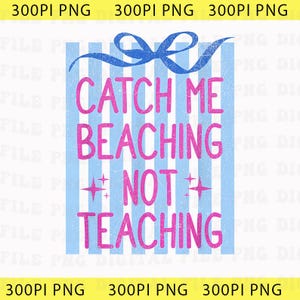 Puede incluir: Gráfico digital con el texto "CATCH ME BEACHING NOT TEACHING" en rosa, sobre un fondo azul claro con rayas verticales y un lazo azul. El diseño incluye acentos de estrellas.