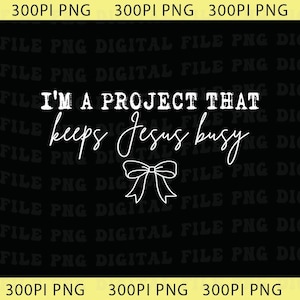Puede incluir: Diseño digital negro con texto blanco que dice "I'm a project that keeps Jesus busy" con un gráfico de lazo. El texto está en una mezcla de fuentes de bloque y cursiva. El fondo es negro.