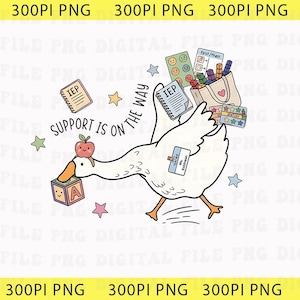 Könnte beinhalten: Eine Illustration einer weißen Gans, die Lernmaterialien trägt. Die Gans hat einen Block mit dem Buchstaben "A", einen Apfel und ein Notizbuch mit der Aufschrift "IEP". Der Text lautet "Support is on the way". Weitere Elemente sind eine Tasche und Sterne.