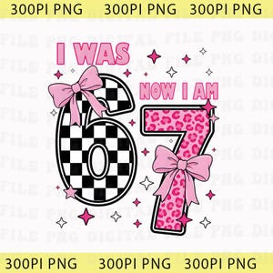 Puede incluir: Un gráfico digital con el texto "I WAS 6" y "NOW I AM 7". El número 6 es a cuadros blancos y negros, y el número 7 es de estampado de leopardo rosa. Lazos y estrellas rosas decoran el diseño.