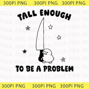 Puede incluir: Un gráfico digital en blanco y negro que muestra un pequeño pato sosteniendo un cuchillo grande. El texto dice TALL ENOUGH TO BE A PROBLEM. El diseño incluye cuatro estrellas pequeñas y un icono de flor dispuestos alrededor del pato y el cuchillo.