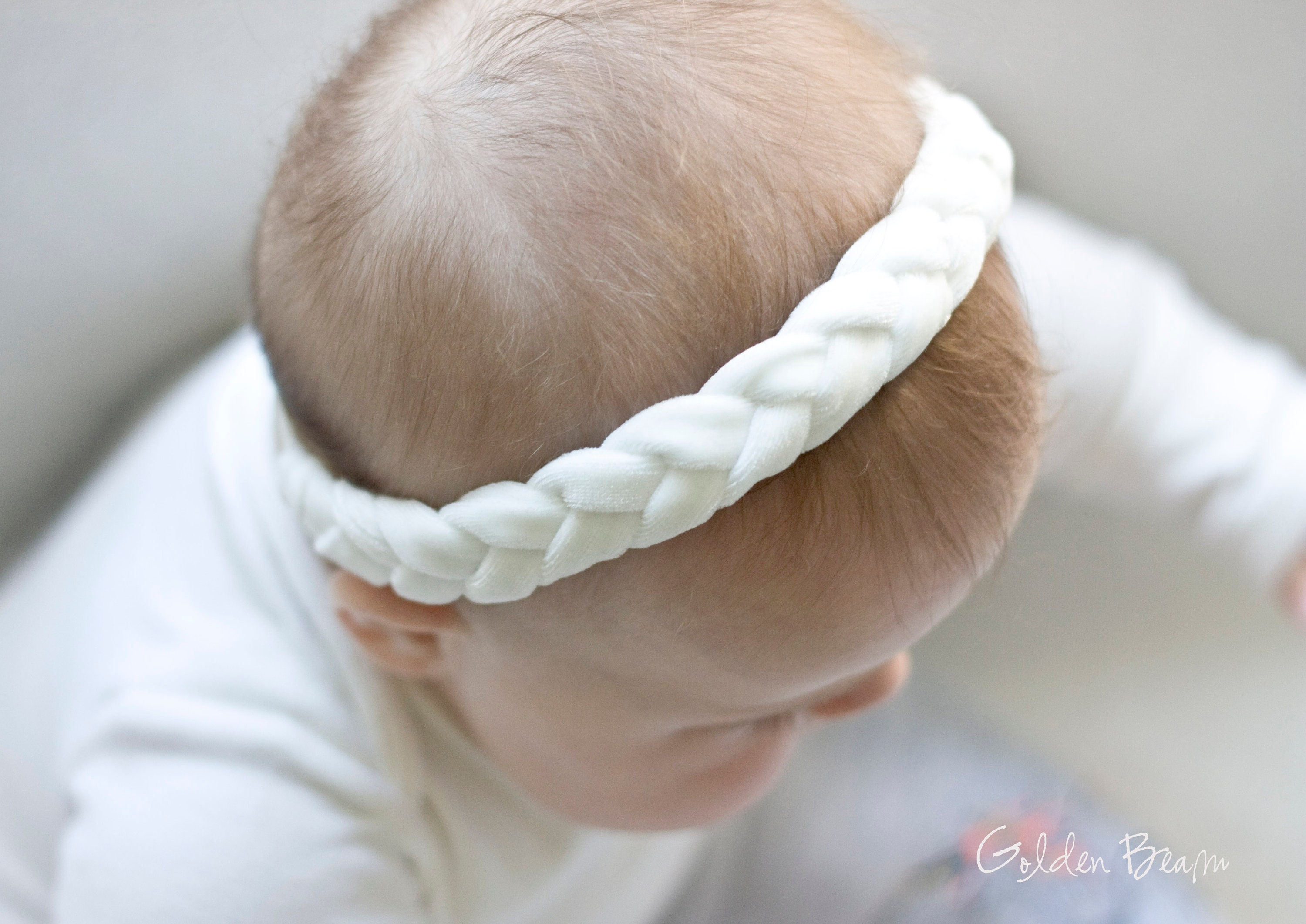 Bandeau cheveux bébé tressé blanc motif coeur pour cérémonie fait main