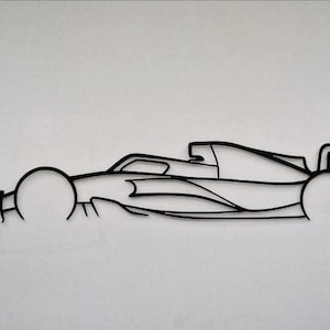 Puede incluir: Contorno metálico negro de un coche de carreras de Fórmula 1. El coche presenta ruedas grandes, una carrocería baja y un alerón trasero. El diseño es minimalista, enfatizando la forma aerodinámica y la velocidad del coche.