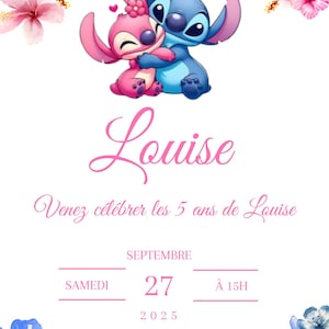 Peut inclure: Une invitation blanche avec les personnages Stitch et Angel enlacés, entourés de fleurs d'hibiscus roses. Le texte "Louise" est écrit en cursive, avec les détails d'une fête d'anniversaire: le 27 septembre 2025 à 15h.