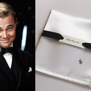 Cadeau de marié personnalisé, mouchoir de main de satin, mouchoir de mouchoir de monogramme, accessoires de Gatsby superbe, mariage de cravate noire, hommes faits sur commande de place de poche image 1