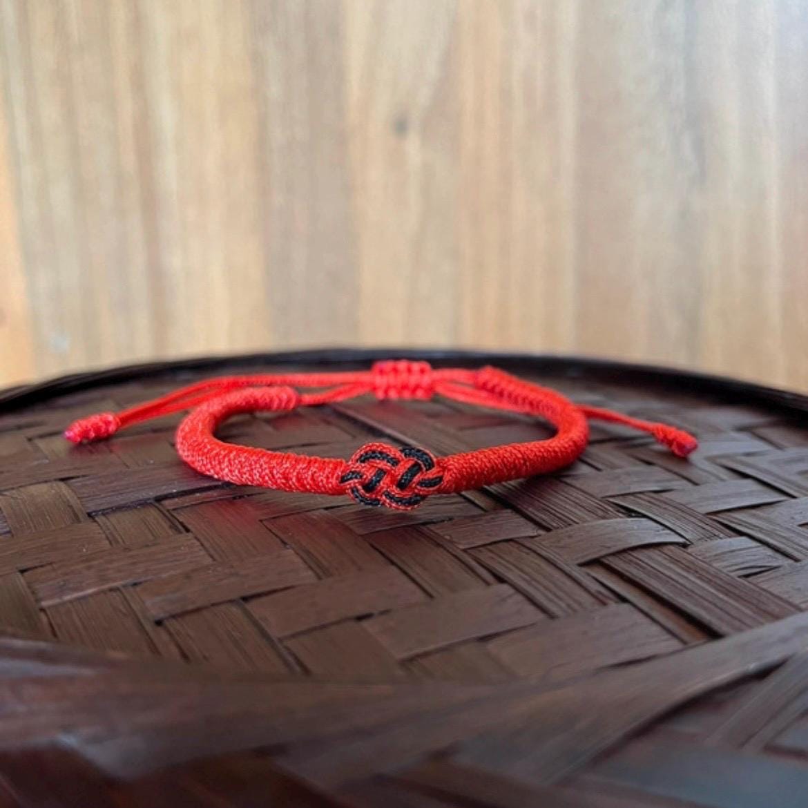 Bracciale buddista tibetano fatto a mano con nodi portafortuna
