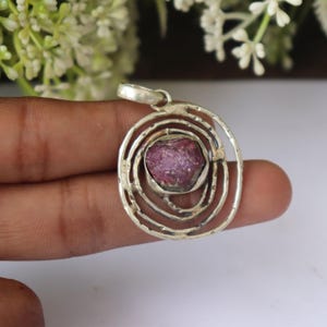 Colgante de rubí en bruto, plata de ley 925, piedra preciosa sin pulir, colgante único, colgante envuelto en alambre, joyería rústica, joyería hecha a mano