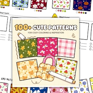 Pode incluir: Um livro para colorir com o texto "100+ CUTE PATTERNS FOR COZY COLORING & INSPIRATION". O livro apresenta vários desenhos de padrões, incluindo flores, ursos e frutas. Uma caneta branca e uma bolsa rosa também são visíveis.