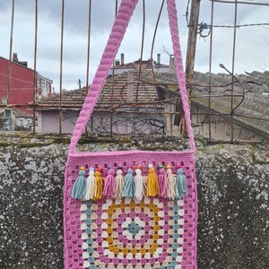 Könnte beinhalten: Ein Set aus drei Keramikbechern mit gesprenkelter, matter Oberfläche. Die Becher sind in den Farbtönen Creme, Hellgrau und Dunkelgrau gehalten. Jeder Becher hat ein schlichtes, minimalistisches Design, ideal für Kaffee oder Tee.