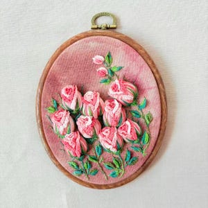 Quadro decorativo de parede com bordado de rosas em 3D finalizado | Decoração floral em relevo para casa (15 x 12 cm)