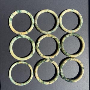 Dünner Serpentin Jade Armreif | Grün und Honiggelb gepunktet | Schmaler Armreif zum Stapeln