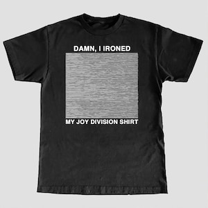 Puede incluir: Camiseta negra con texto blanco y diseño de líneas horizontales blancas. El texto dice "DAMN, I IRONED" encima del diseño y "MY JOY DIVISION SHIRT" debajo. Cuello redondo.