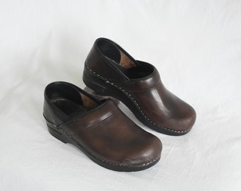 discontinued sanita clogs