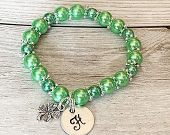 Vierblättriges Kleeblatt Armband Perlen Armband personalisiert, Initial Bettelarmband für Frauen, elastisches Armband mit Charme, Glücksarmband dehnbar