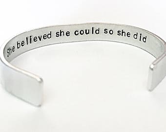 Bracelet de message secret, bracelet de message caché, bracelet personnalisé, manchette estampillée à la main, bracelet en aluminium, cadeau pour les femmes, cadeau pour elle