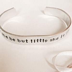 Bracelet citation de Shakespeare, bien qu'elle soit petite, elle est féroce, bracelet manchette, bracelet Shakespeare, manchette Shakespeare, manchette estampée à la main image 6