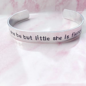 Bracelet citation de Shakespeare, bien qu'elle soit petite, elle est féroce, bracelet manchette, bracelet Shakespeare, manchette Shakespeare, manchette estampée à la main image 3