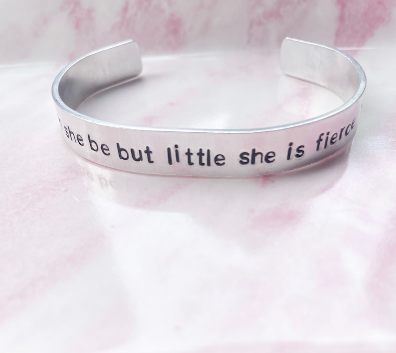 Bracelet citation de Shakespeare, bien qu'elle soit petite, elle est féroce, bracelet manchette, bracelet Shakespeare, manchette Shakespeare, manchette estampée à la main image 3