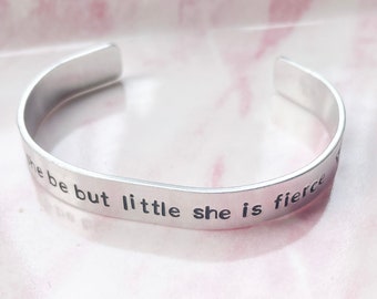 Bracelet citation de Shakespeare, bien qu'elle soit petite, elle est féroce, bracelet manchette, bracelet Shakespeare, manchette Shakespeare, manchette estampée à la main