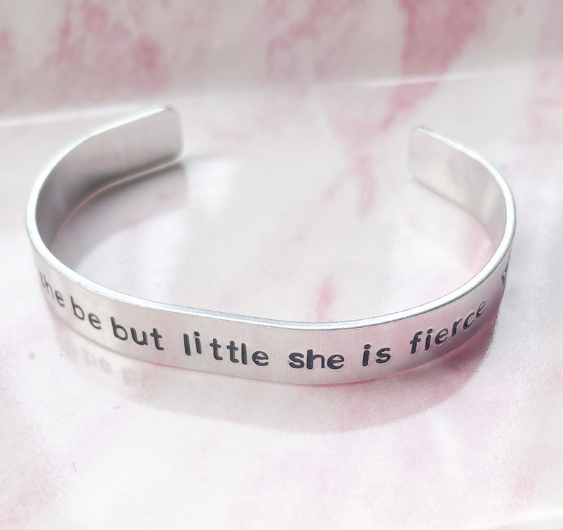 Bracelet citation de Shakespeare, bien qu'elle soit petite, elle est féroce, bracelet manchette, bracelet Shakespeare, manchette Shakespeare, manchette estampée à la main image 1