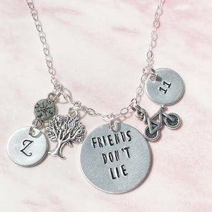 Stranger Things inspiriert Charm Halskette: Freunde lügen nicht, Initial Monogramm