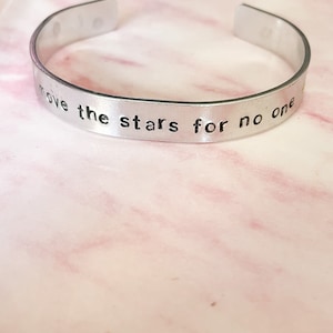 Könnte beinhalten: Silberarmband mit der Inschrift "Ich verschiebe die Sterne für niemanden".