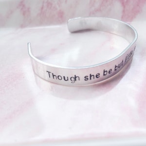 Bracelet citation de Shakespeare, bien qu'elle soit petite, elle est féroce, bracelet manchette, bracelet Shakespeare, manchette Shakespeare, manchette estampée à la main image 4