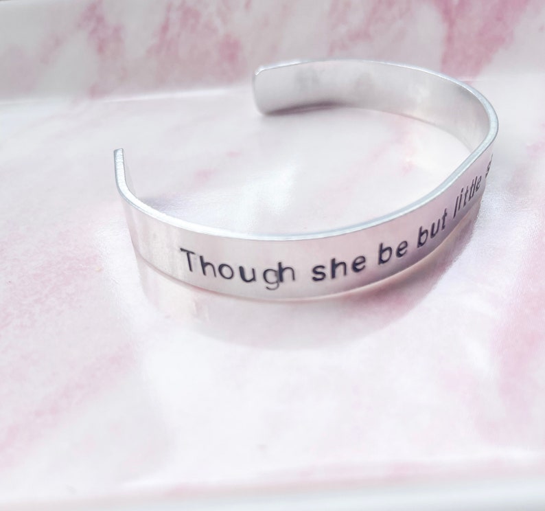 Bracelet citation de Shakespeare, bien qu'elle soit petite, elle est féroce, bracelet manchette, bracelet Shakespeare, manchette Shakespeare, manchette estampée à la main image 4