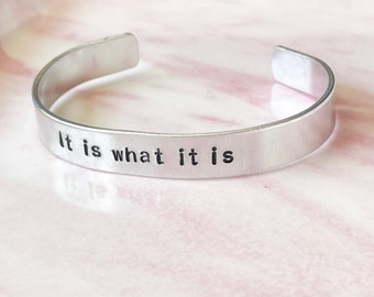 Manschettenarmband, It Is What It Is, Zitat Armband, Inspirational, Hand gestempeltes Armband, Zitat Schmuck, Handgestempelter Schmuck, Geschenke für Sie