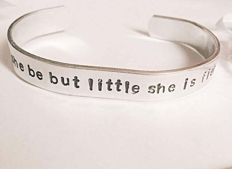 Bracelet citation de Shakespeare, bien qu'elle soit petite, elle est féroce, bracelet manchette, bracelet Shakespeare, manchette Shakespeare, manchette estampée à la main image 9