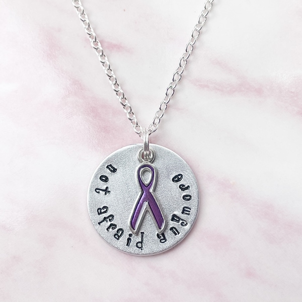 Purple Ribbon Awareness Halskette: Handgestempelter Aluminium Schmuck