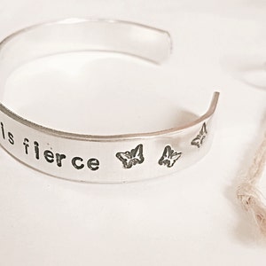 Bracelet citation de Shakespeare, bien qu'elle soit petite, elle est féroce, bracelet manchette, bracelet Shakespeare, manchette Shakespeare, manchette estampée à la main image 8