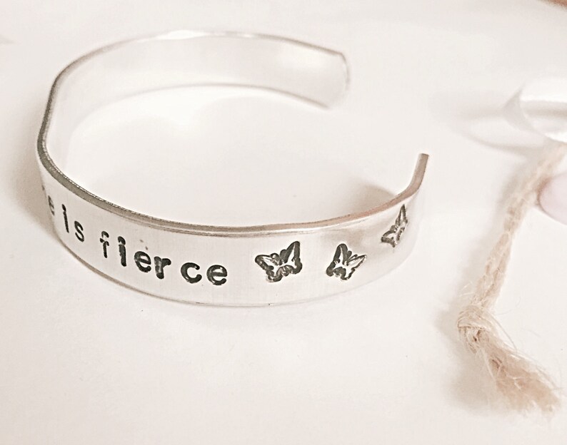 Bracelet citation de Shakespeare, bien qu'elle soit petite, elle est féroce, bracelet manchette, bracelet Shakespeare, manchette Shakespeare, manchette estampée à la main image 8