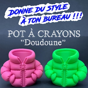 Puede incluir: Dos portalápices con forma de chaquetas acolchadas, uno rosa brillante y otro verde vibrante. Ambos tienen una cremallera y el texto "DONNE DU STYLE À TON BUREAU !!!" y "POT À CRAYONS 'Doudoune'" en blanco. Un divertido accesorio de escritorio.
