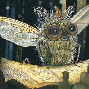 Pode incluir: Ilustração de uma criatura fantástica e peluda com olhos grandes e redondos e asas de inseto. Usa um chapéu pequeno e está sentada em cima de um livro aberto com desenhos detalhados. O fundo é escuro, com indícios de uma biblioteca.