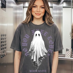 Camiseta com estampa de Bad Omens, camiseta rosa com boca de vampiro, look gótico anos 2000