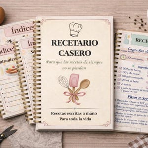 Puede incluir: Varios cuadernos de recetas con espiral dorada. El cuaderno central muestra el título "RECETARIO CASERO" y el texto "Para que las recetas de siempre no se pierdan." Otros cuadernos muestran "Índices" y páginas de recetas.