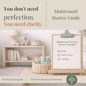 Könnte beinhalten: Ein Holz-Klemmbrett zeigt eine Montessori Nursery Starter Checkliste mit Häkchen für Sleep, Shelf & Toys und Lighting. Das Bild enthält den Text: "You don't need perfection. You need clarity." und "Montessori Starter Guide."