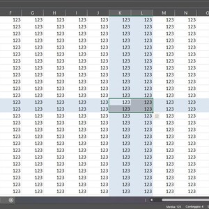 Può includere: Un'interfaccia di foglio di calcolo che mostra una griglia di celle riempite con il numero 123. Alcune celle sono evidenziate in blu. L'interfaccia è su uno sfondo grigio scuro.