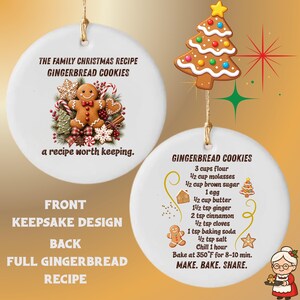 Op de afbeelding: Twee ronde witte keramische ornamenten met touwtjes. Eén toont een afbeelding van een peperkoekmannetje en de tekst THE FAMILY CHRISTMAS RECIPE GINGERBREAD COOKIES. De andere bevat een recept voor peperkoekkoekjes.