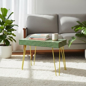 以下が含まれることがあります： 緑と白のチェック柄の天板と黄色のヘアピンレッグが付いた、小さくて長方形のサイドテーブル。 テーブルには本と白いマグカップが置かれています。 テーブルの長さは61cmです。