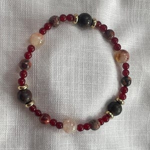 Kristallen armband handgemaakt met granaat en mookaiet: 'Supportive Cheer'-sieraden voor aanmoediging en vreugde