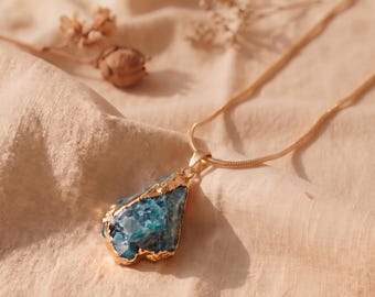 Blue apatite pendant rough stone – communication, inspiration & inner truth – gemstone necklace, unique spiritual piece, handmade