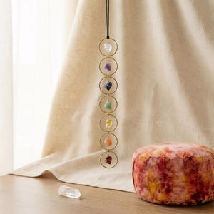 7-Chakra Talisman aus Edelsteinen stilvoll platziert auf Meditationsplatz – harmonisches Accessoire für Achtsamkeit, Klarheit und Ausrichtung.